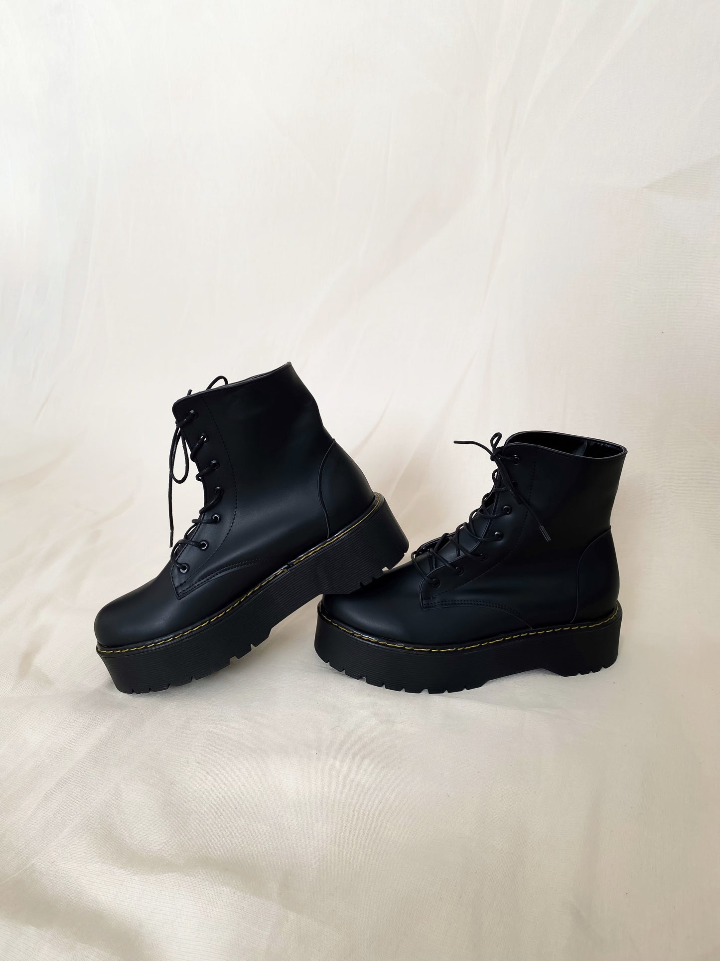 Combat boots: Iris