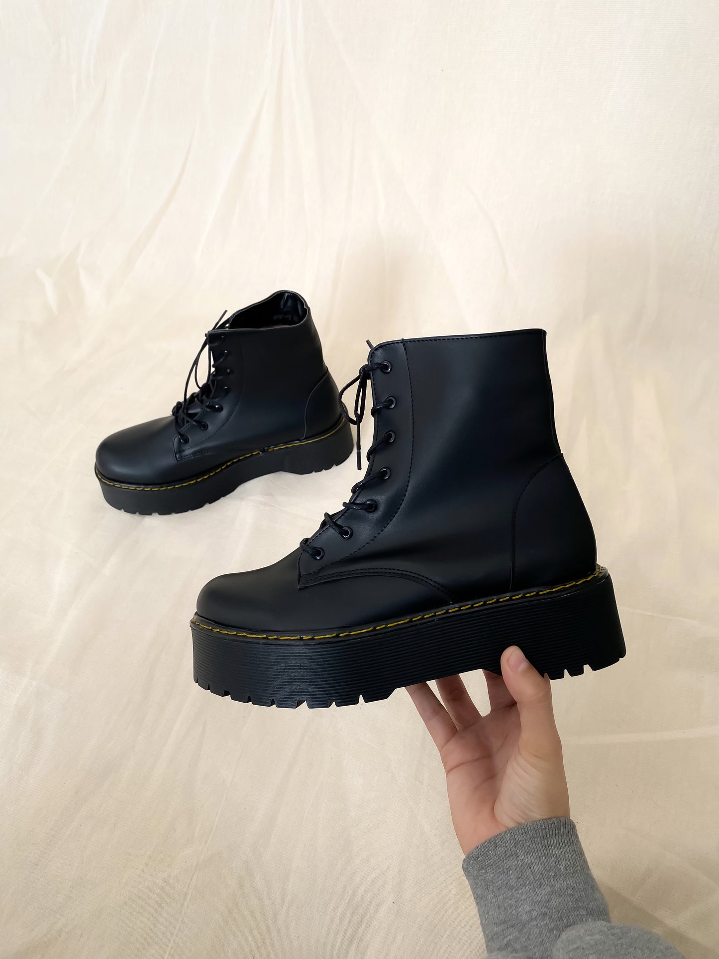 Combat boots: Iris